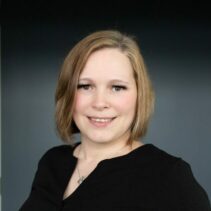 Portrait Stefanie Schwede vor schwarzem Hintergrund.