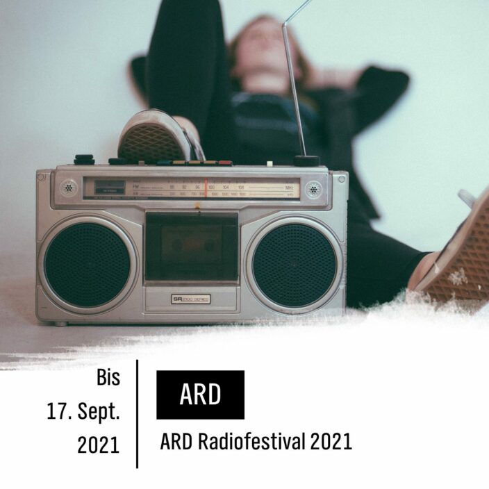 Jemand sitzt auf dem Boden an einer Wand gelehnt, ein Fuß ruht auf einem alten Radio. Schrift: ARD Radiofestival 2021
