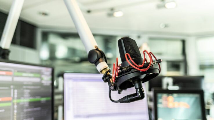 Bild eines Mikrofons in einem Radiostudio von NDR 2. Symbolbild zur Media-Analyse (ma Audio).