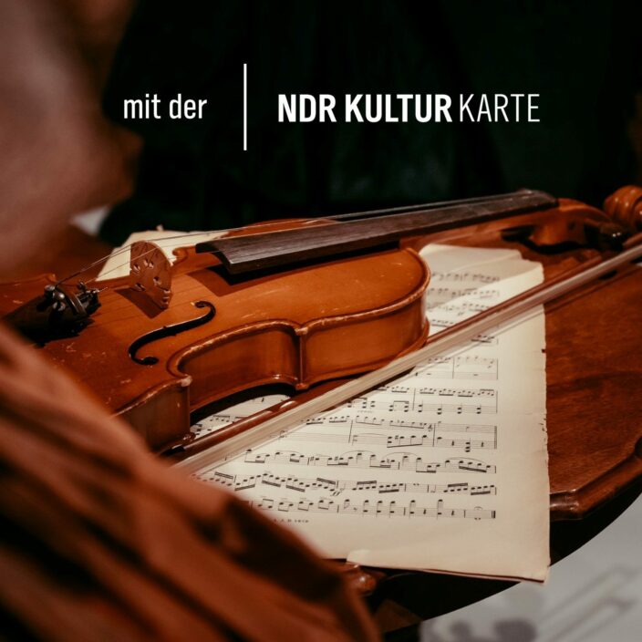 Eine Geige und ein Notenblatt - Symbolbild Festspielfrühling Rügen.