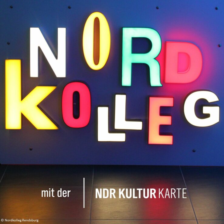 Schriftzug des Nordkolleg Rendsburg in bunten Neonbuchstaben