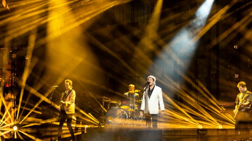 Duran Duran auf der Bühne beim Deutschen Radiopreis in gelbes Licht getaucht.